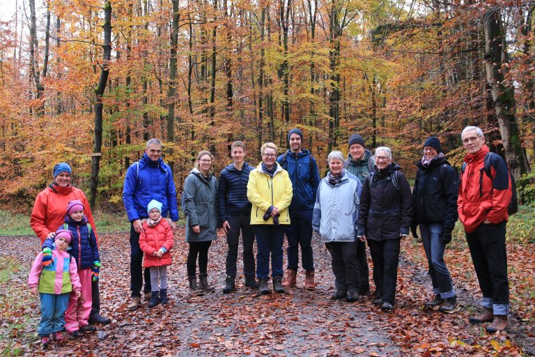 Gruppenbild der Teilnehmer im Wald